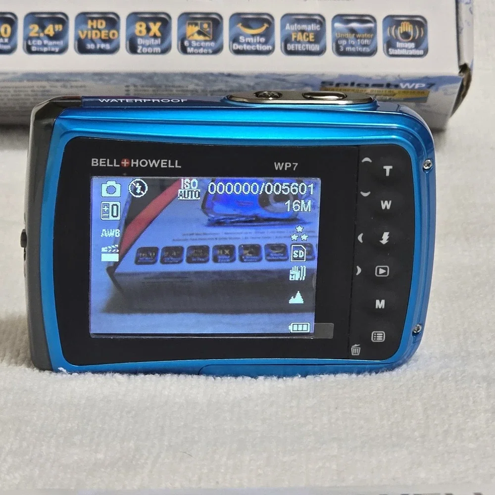 Bell Howell Splash WP7 Waterproof Digital Camera 12 MP 8X Zoom 2.4 LCD Bundle